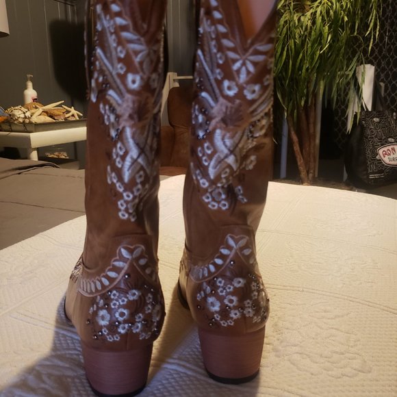 Boots - Picture 5 of 6